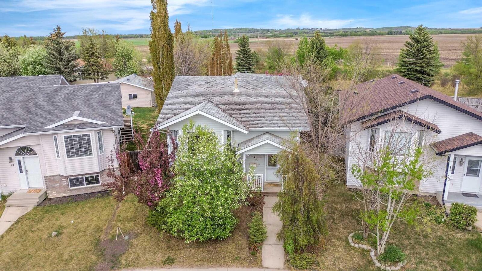 Property Photo: 45 Durand Crescent AB T4R 3A7