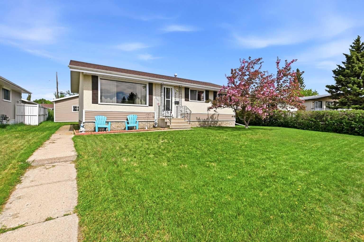 Property Photo: 4726 47 Avenue AB T4L 1T9