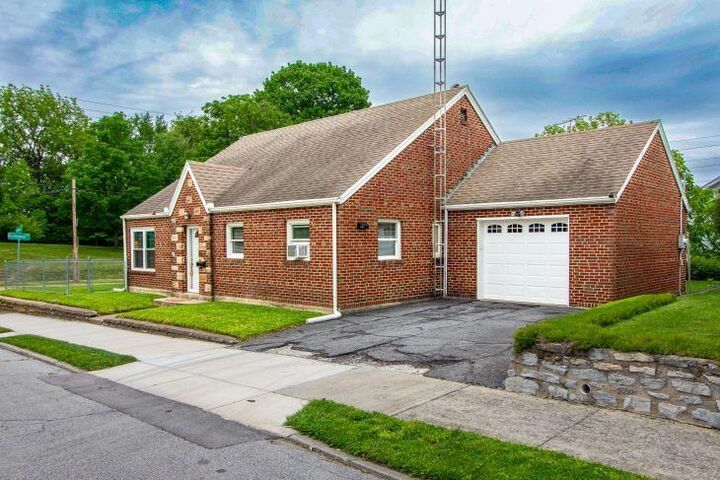Property Photo: 445 Sedgwick Place IN 47374