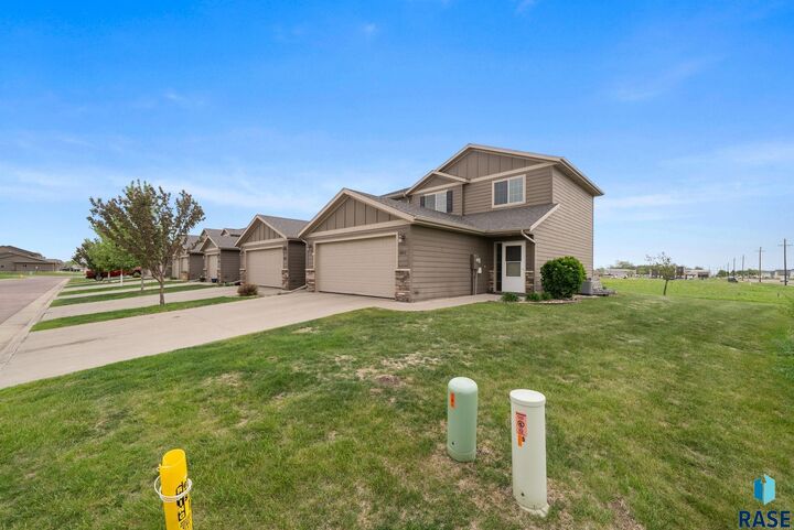 Property Photo:  6012 S Plainside Pl  SD 57108 