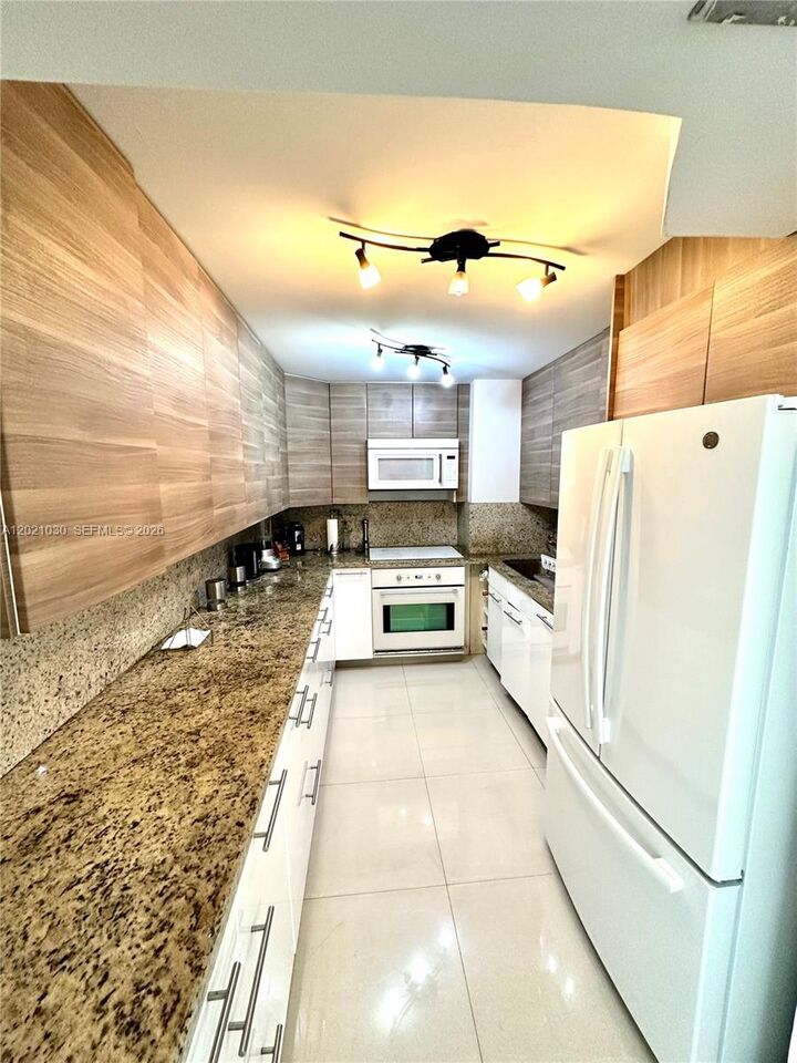 Property Photo:  100 Bayview Dr 1729  FL 33160 
