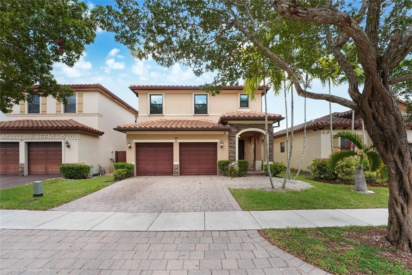 Property Photo: 589 W 34th Ter FL 33033