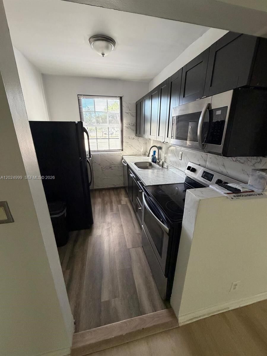 Property Photo:  