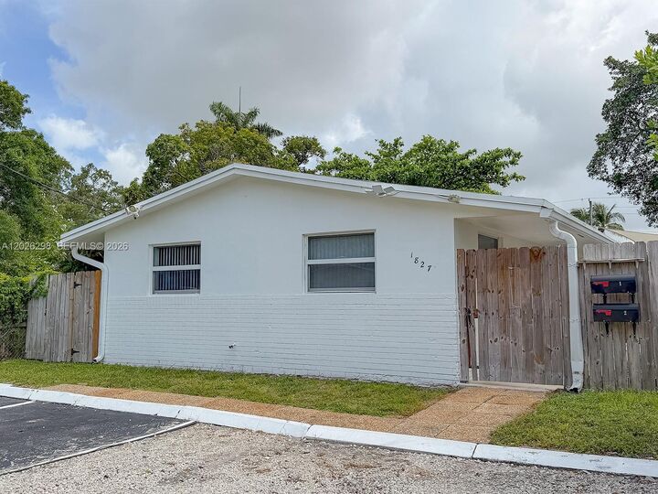 Property Photo:  1827 SW 21st St  FL 33315 