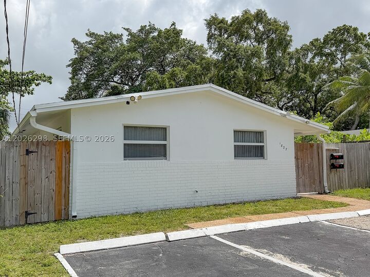 Property Photo: 1827 SW 21st St FL 33315