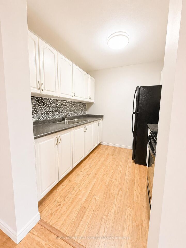 Property Photo: 179 Edgehill Drive B7 ON L4N 1L9