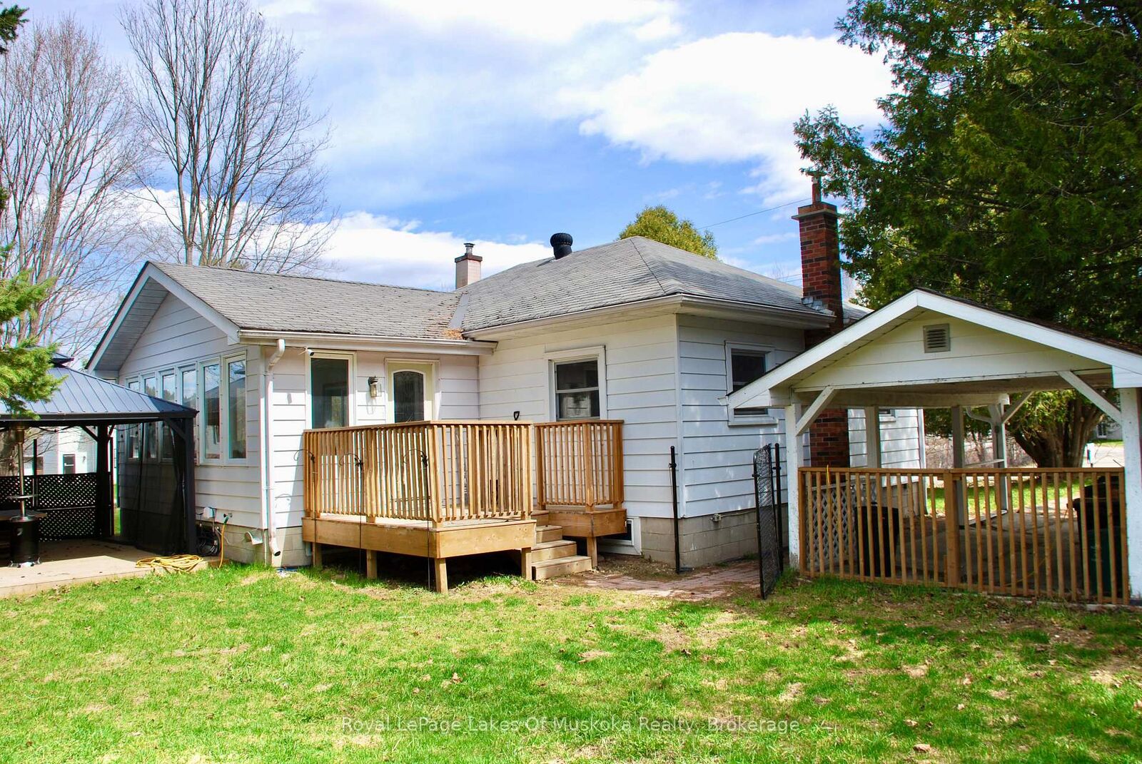 Property Photo: 30 Kitchen Road S ON P1H 1Y3
