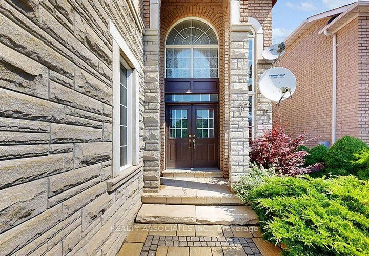 Property Photo: 2 Lord Nelson Court ON L4S 1Y1