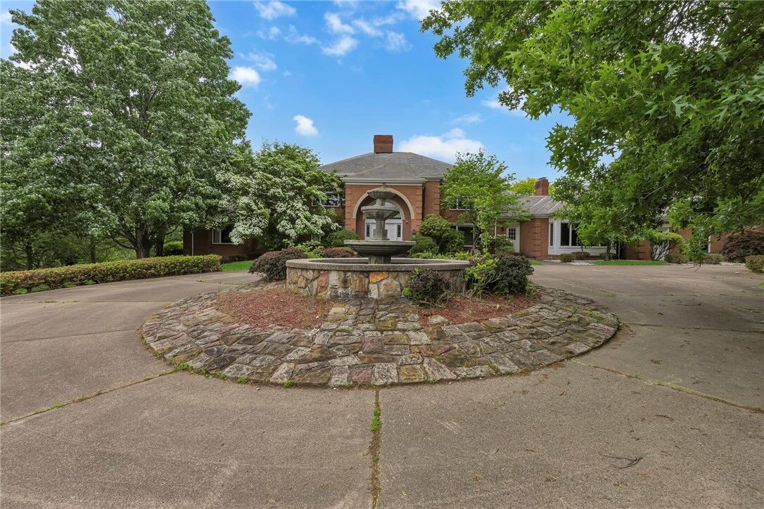 Property Photo: 450 Knollwood Cir PA 15042