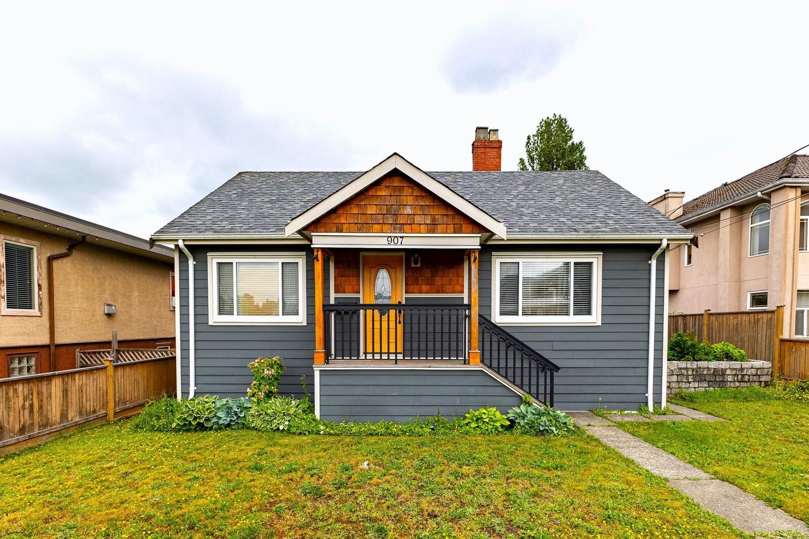 Property Photo: 907 Sixth Street BC V3L 3C8