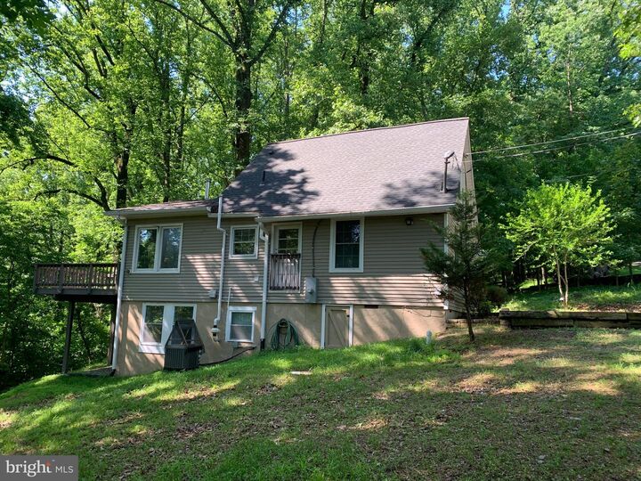 Property Photo:  132 Pinecrest Ln  VA 20135 