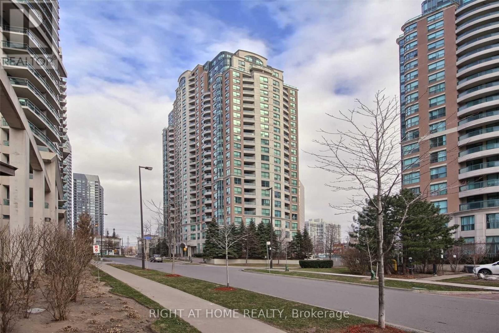 Property Photo: 7 Lorraine Drive 1208 ON M2N 7H2