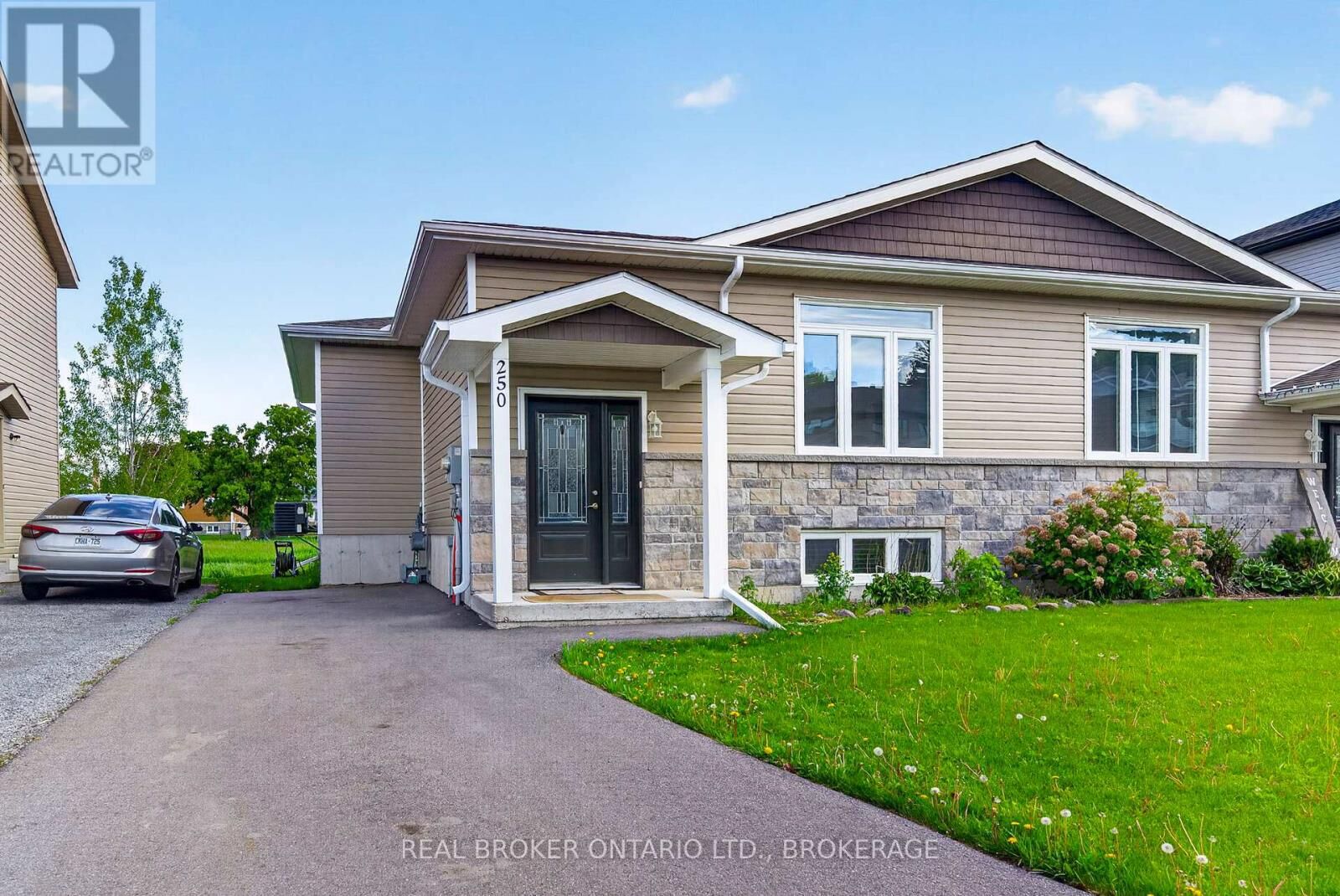 Property Photo: 250 Lourdes Avenue ON K6H 0E8