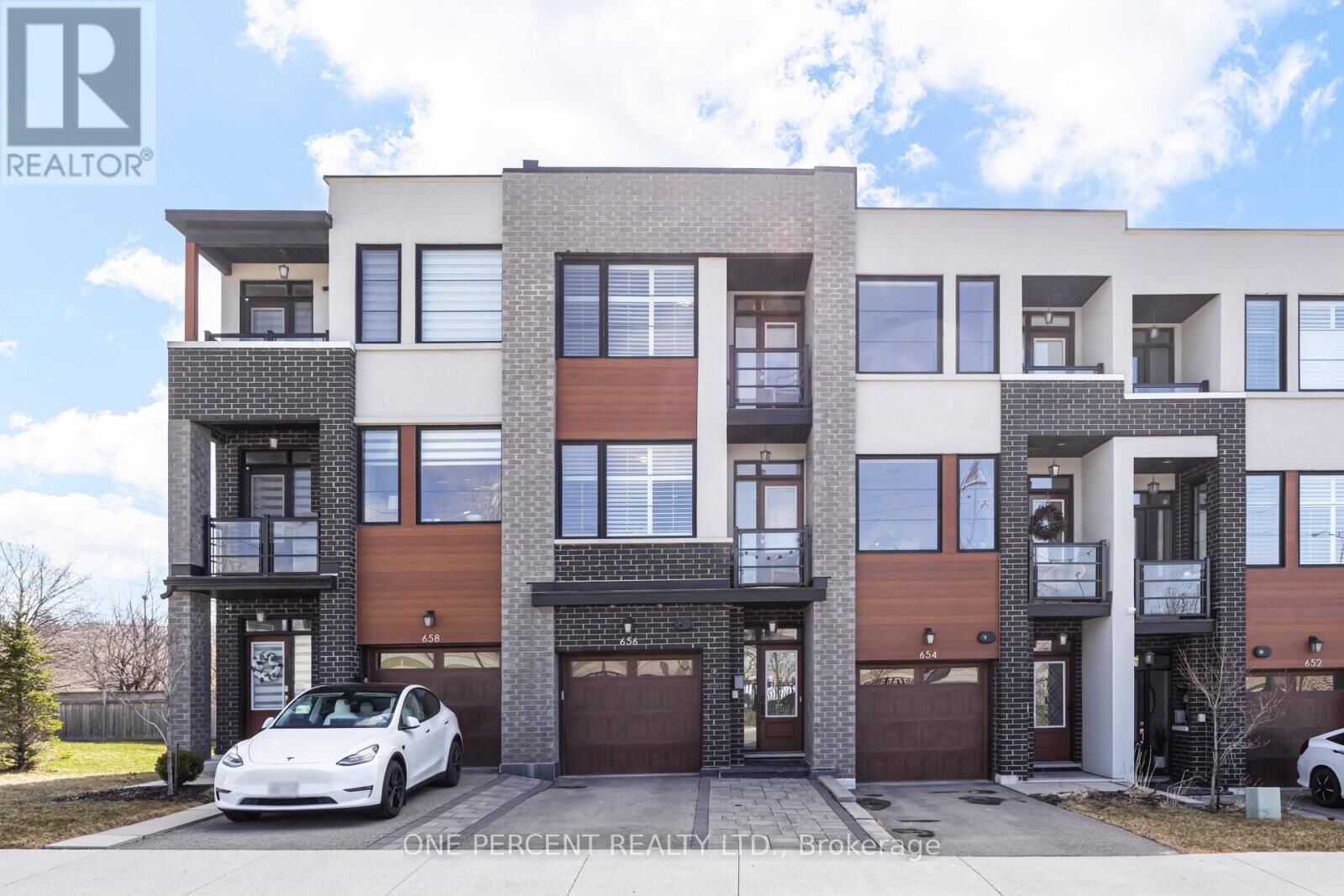 Property Photo:  656 Tupelo Court  ON L5G 0C4 