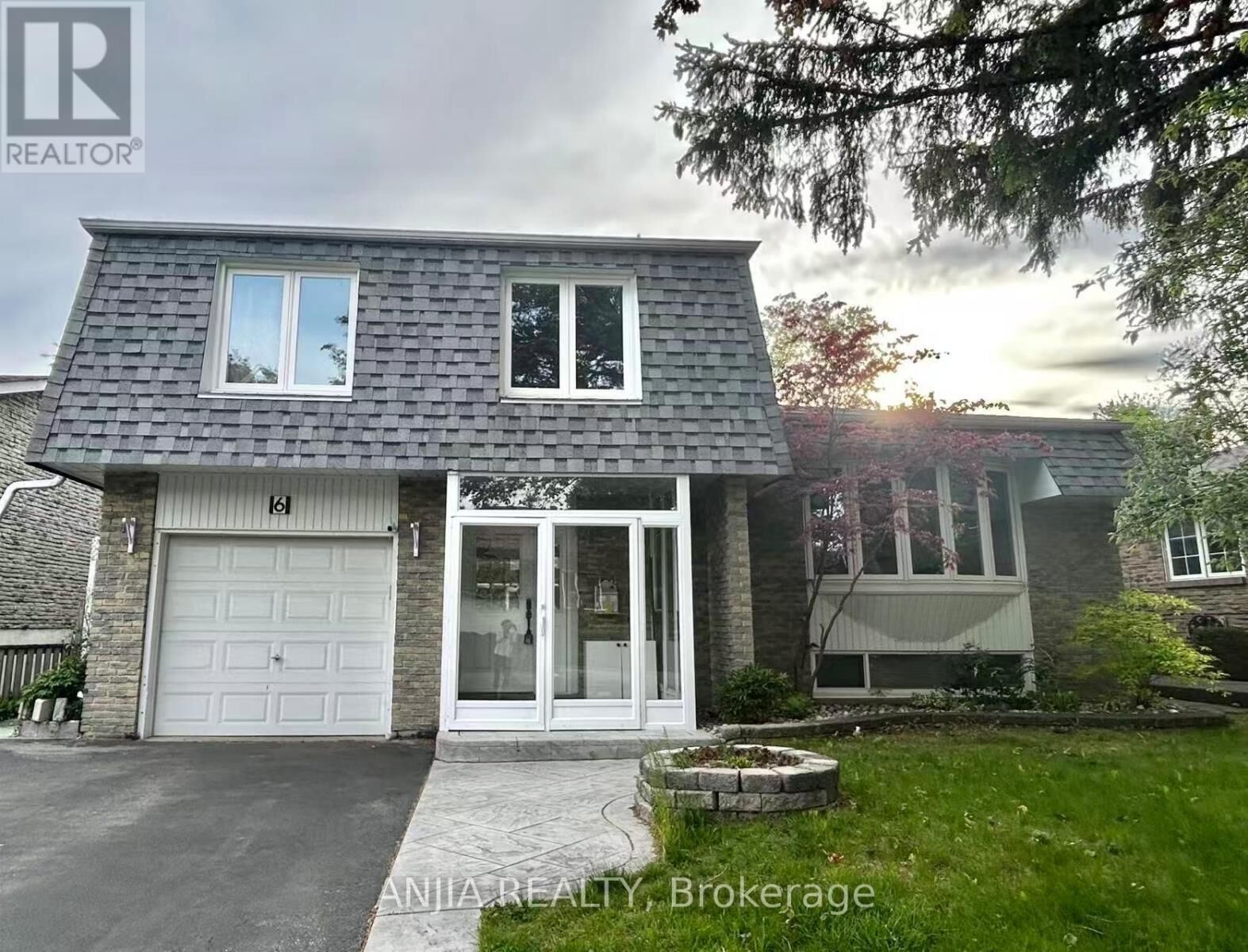 Property Photo:  6 Summerfeldt Crescent West  ON L3R 2B2 