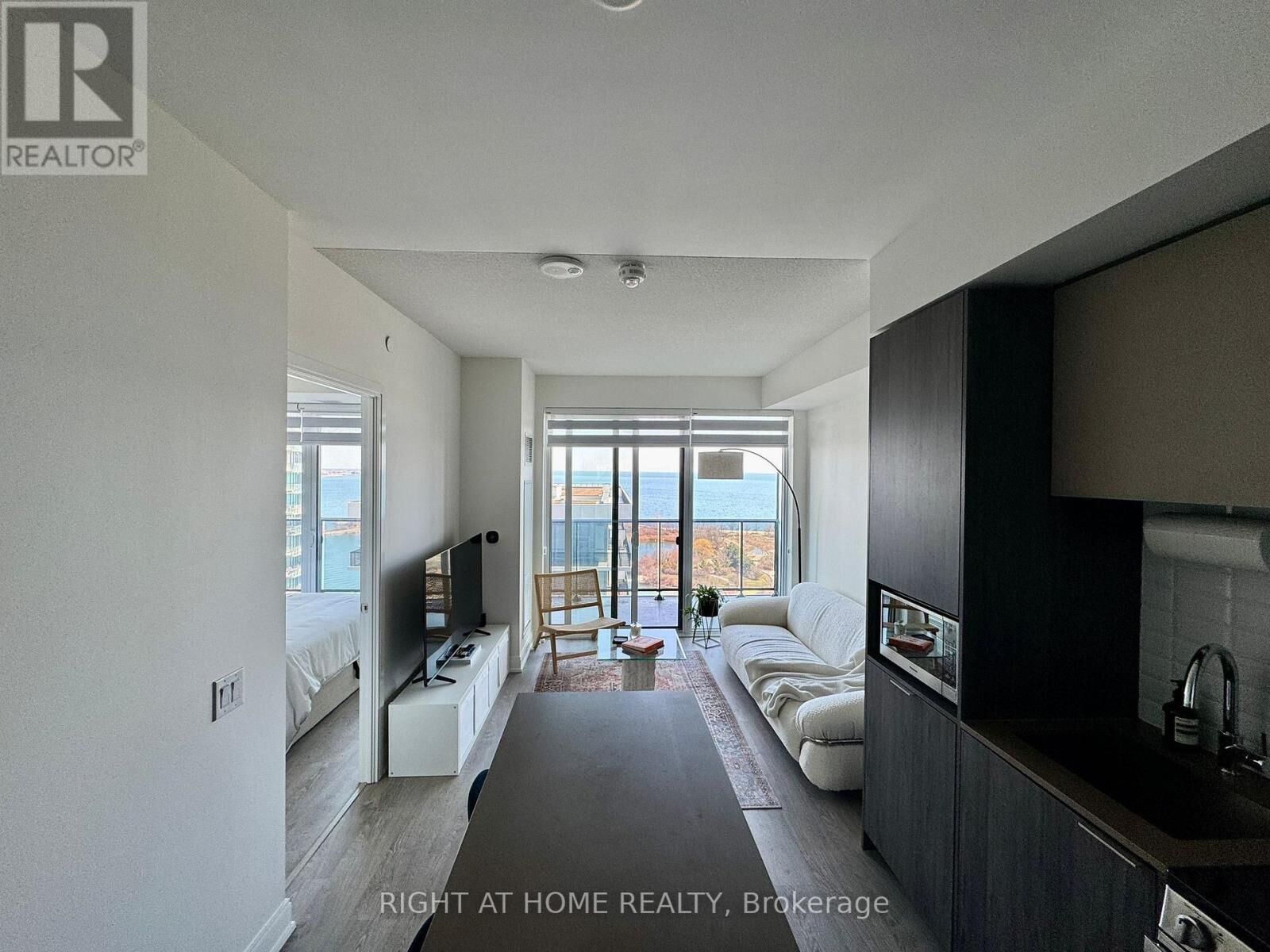 Property Photo:  70 Annie Craig Drive 1906  ON M8V 0G2 