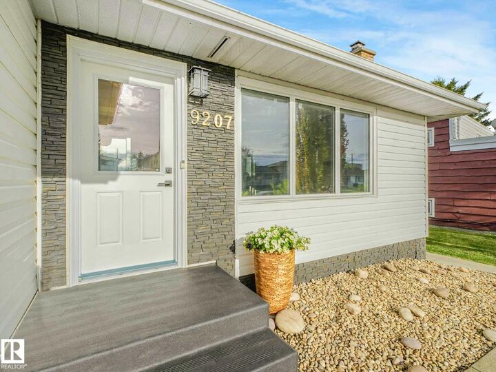 Property Photo:  9207 169 St NW NW  AB T5R 2X3 
