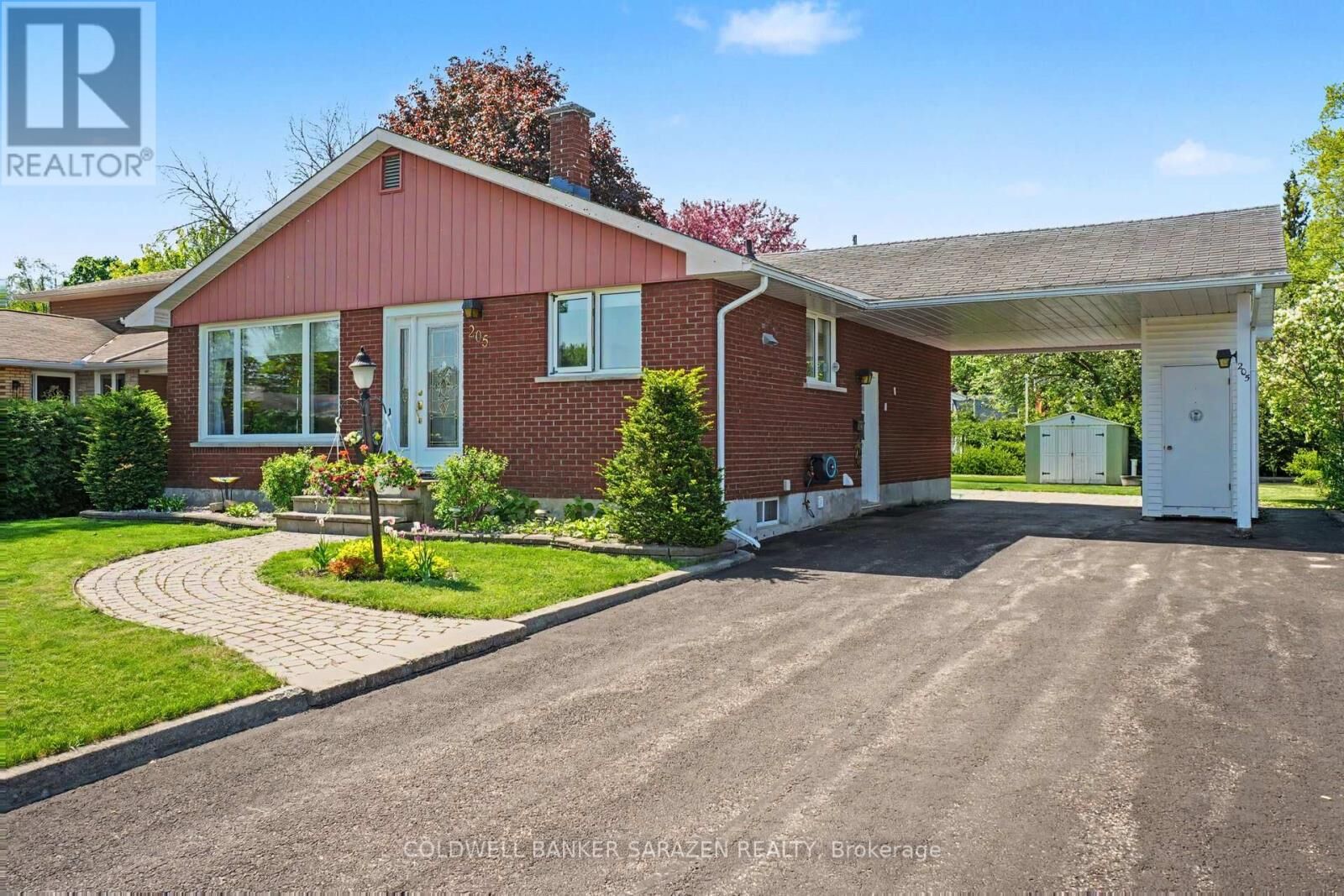 Property Photo: 205 Airth Boulevard West ON K7V 2J7