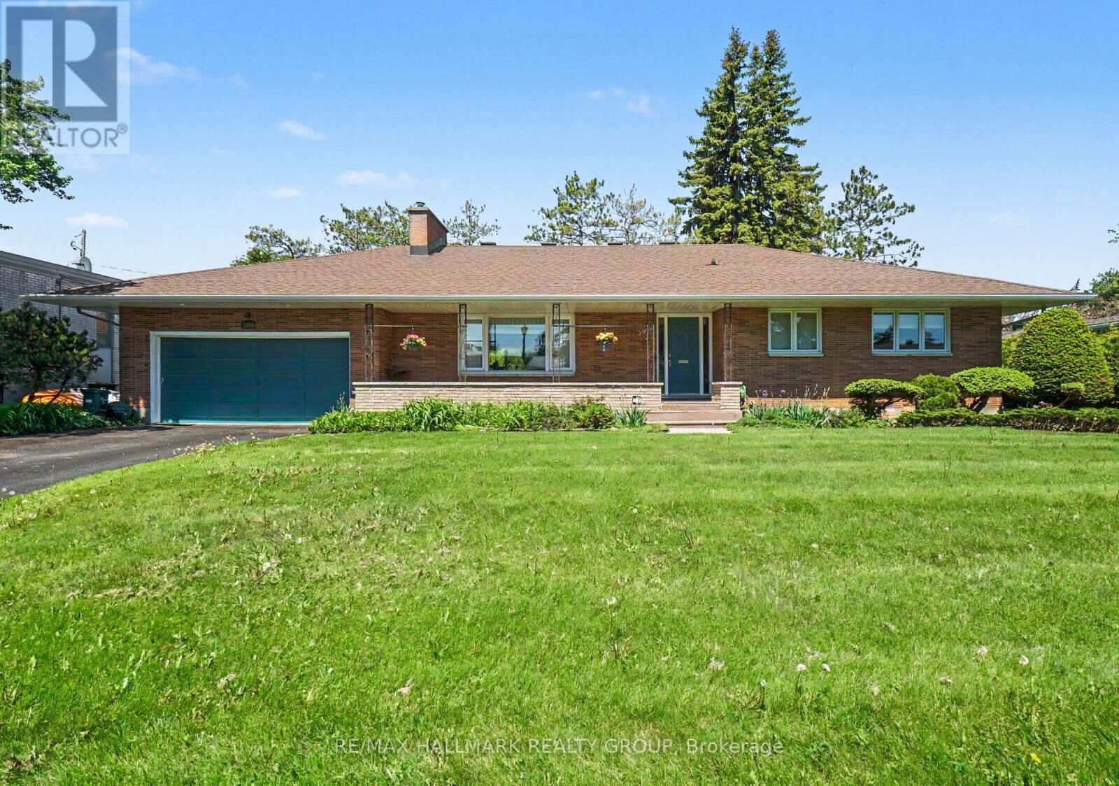 Property Photo: 2009 Killarney Drive ON K2A 1P9