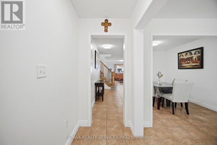 Property Photo:  28 Ponymeadow Way  ON L6X 0M3 