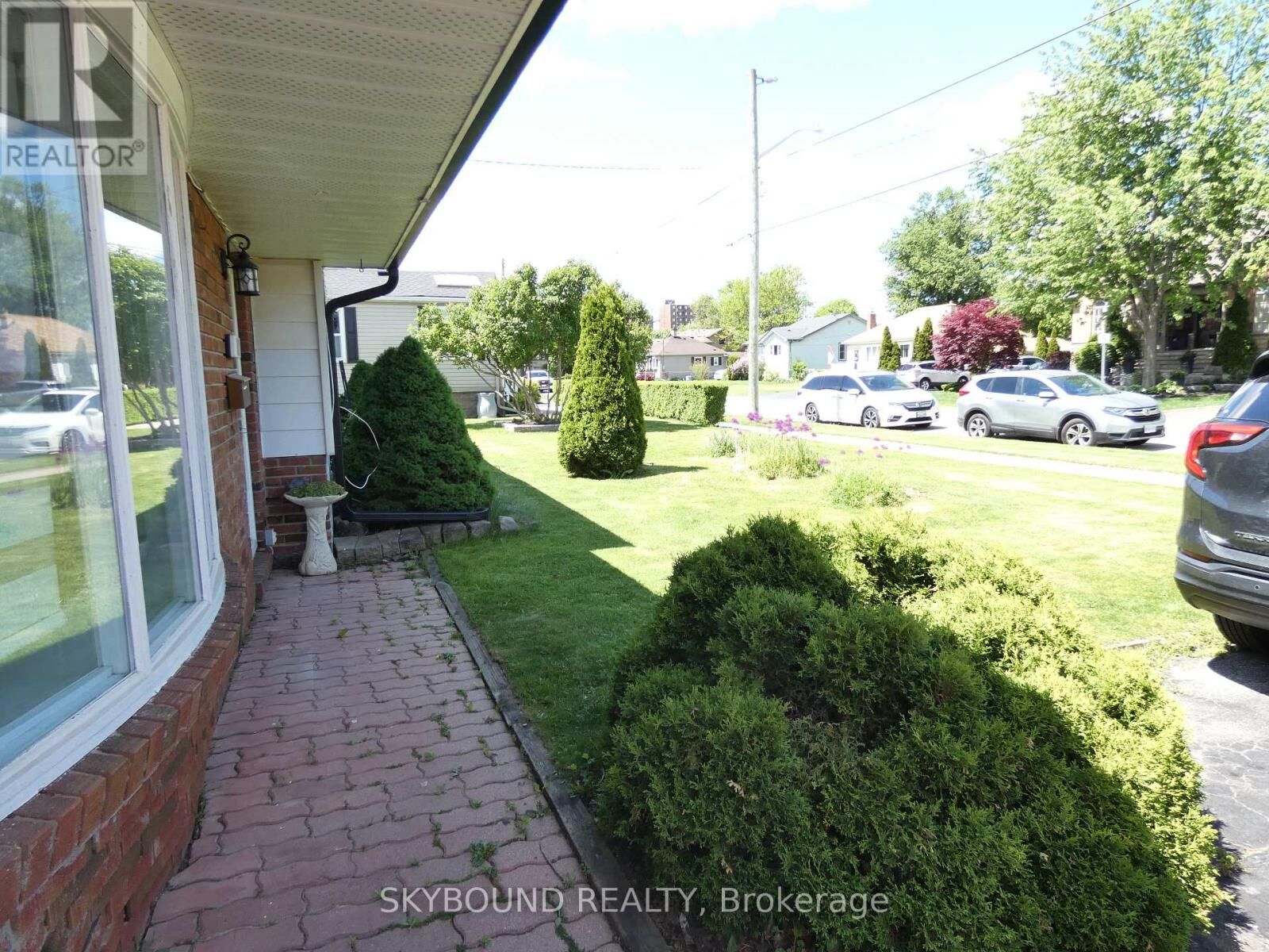 Property Photo:  98 Barton Street 2  ON L9T 1C9 
