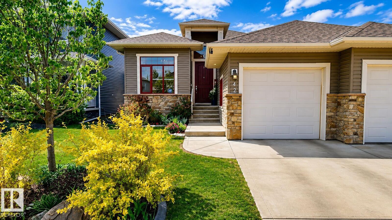 Property Photo: 42 Cottonwood Crescent AB T8L 0H8
