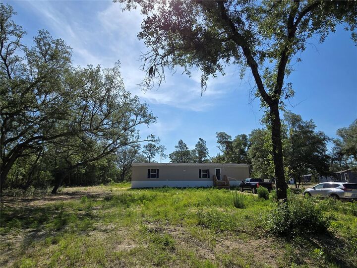 Property Photo: 8851 NE 105th Avenue FL 32621