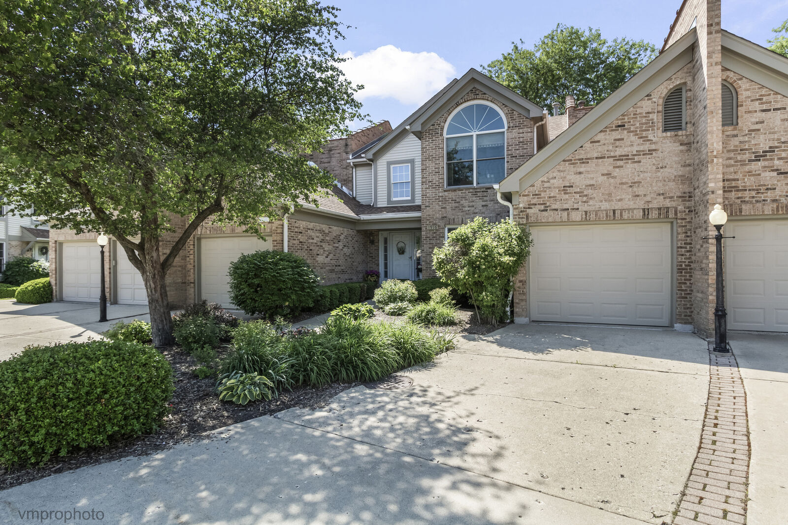 Property Photo:  1916 W Ashbury Lane A  IL 60067 