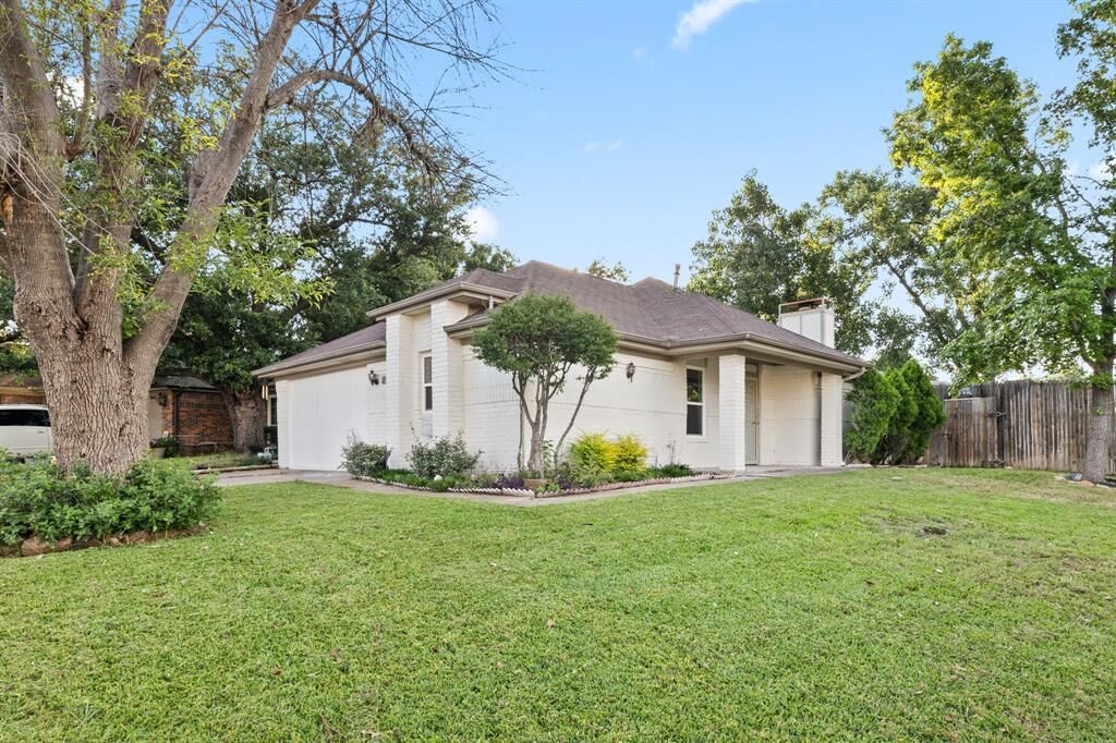 Property Photo:  2403 Beverly Hills Lane  TX 75150 