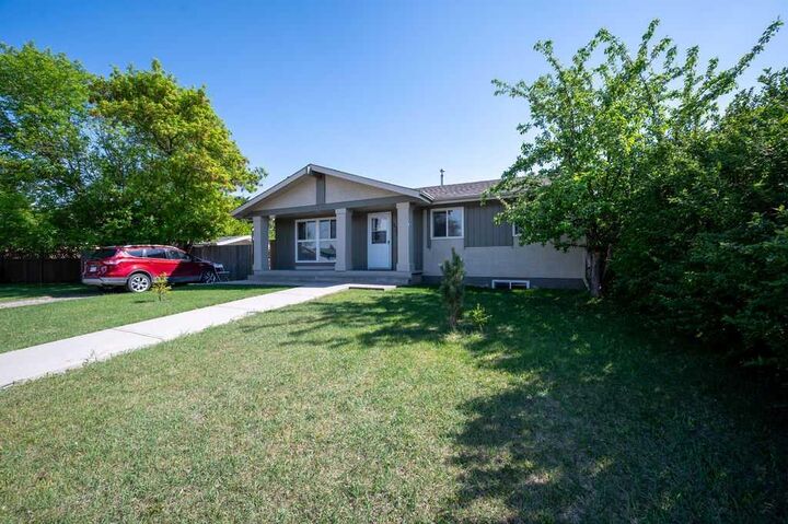 Property Photo:  139 Maitland Road NE  AB T2A 4Z3 