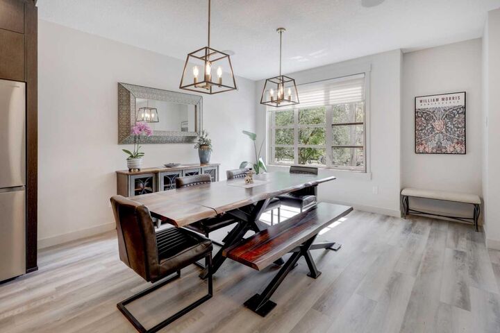 Photo de la propriété:  4520B 17 Avenue NW  AB T3B 0P1 