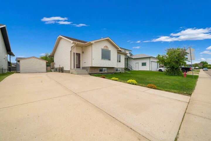 Property Photo: 91 Hunt Crescent NE AB T1C 1Y4