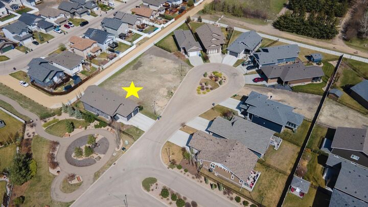 Property Photo: 6 Tyrrell Place AB T4P 0T8
