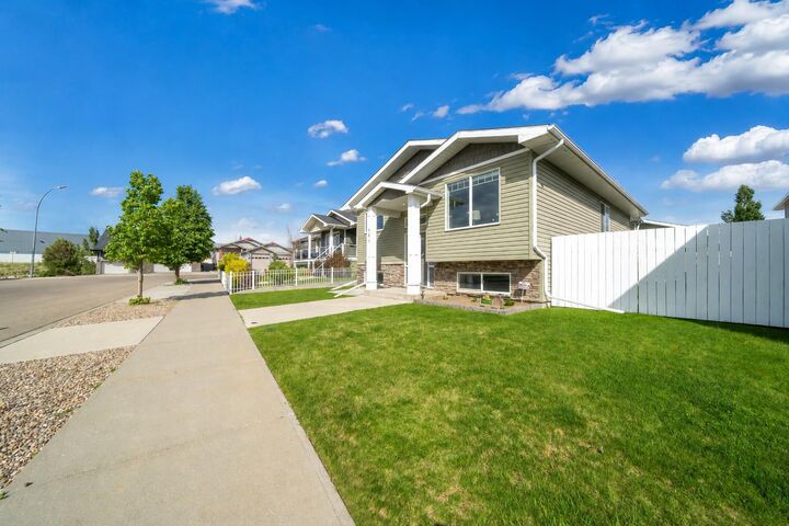 Property Photo: 181 Somerside Road SE AB T1B 0N5