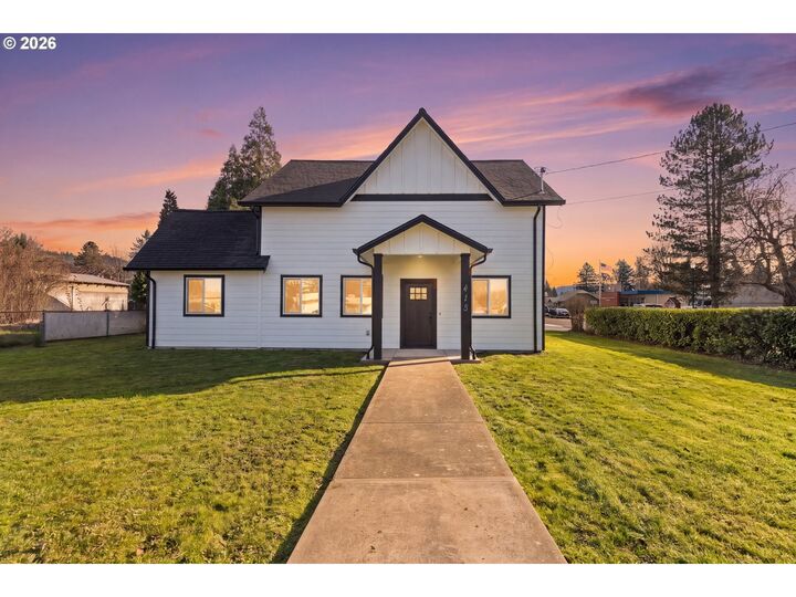 Property Photo:  413 S Trade St  OR 97101 
