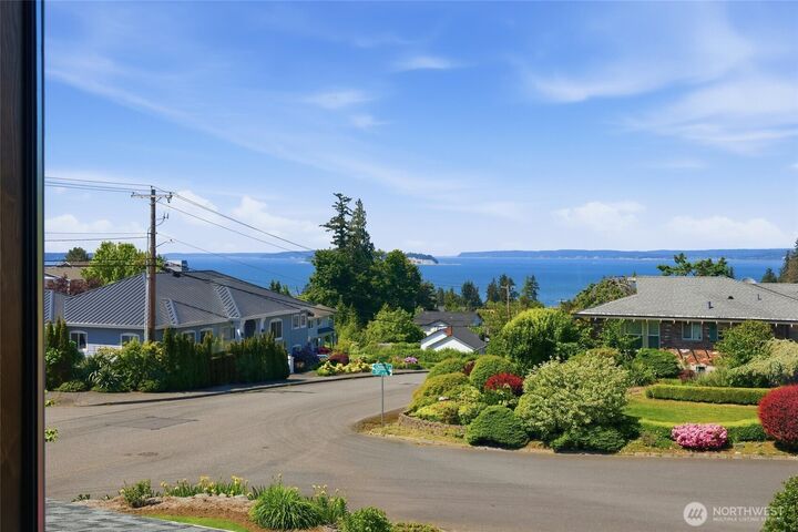 Property Photo:  3016  51st Place SW  WA 98203 