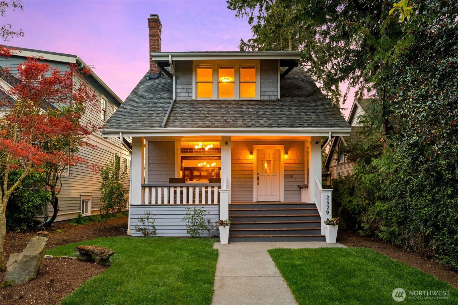 Property Photo:  2529  Queen Anne Avenue N  WA 98109 