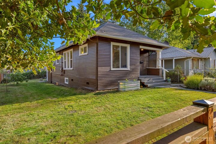 Property Photo:  741 S Henderson Street  WA 98108 