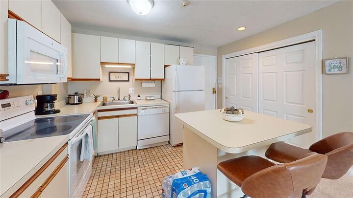 Property Photo:  201 Woodlawn Avenue 104  RI 02904 