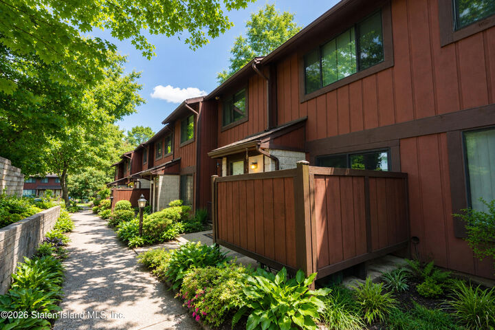 Property Photo:  10 Stone Lane  NY 10314 