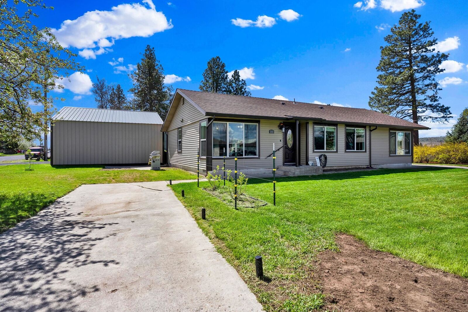 Property Photo: 211 W California St WA 99022