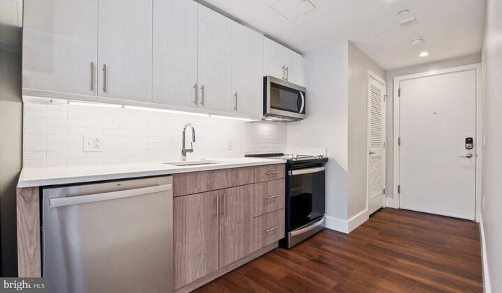 Property Photo:  2200 Benjamin Franklin Parkway S1401  PA 19130 