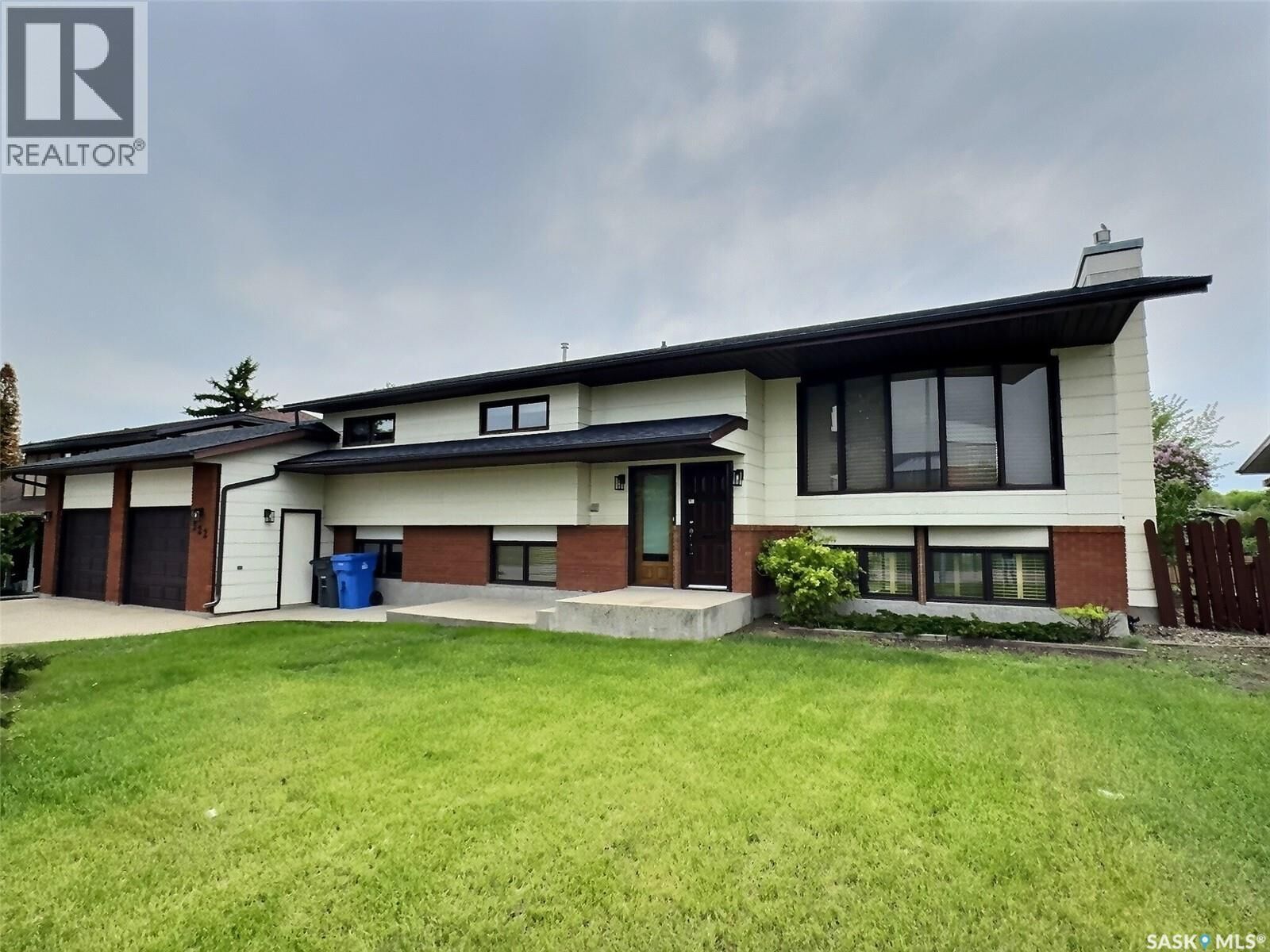 Property Photo:  322 Spruce Drive  SK S4A 2G1 