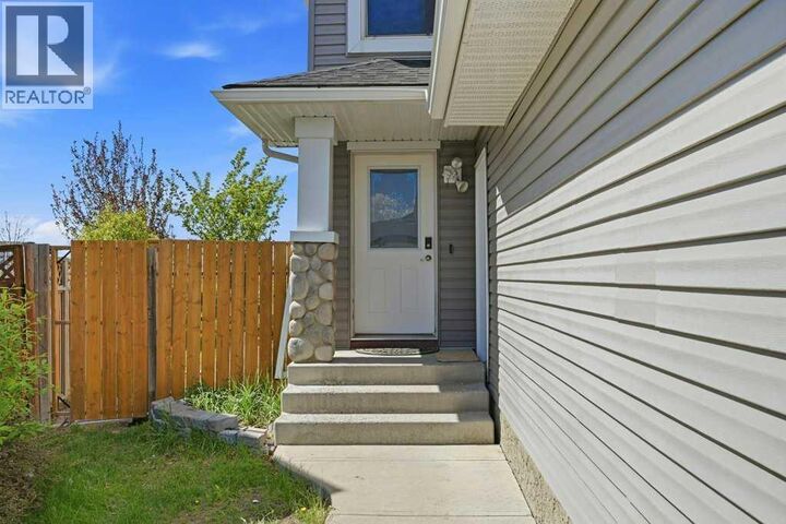 Property Photo:  86 Saddlecrest Close Northeast  AB T3J 5B6 