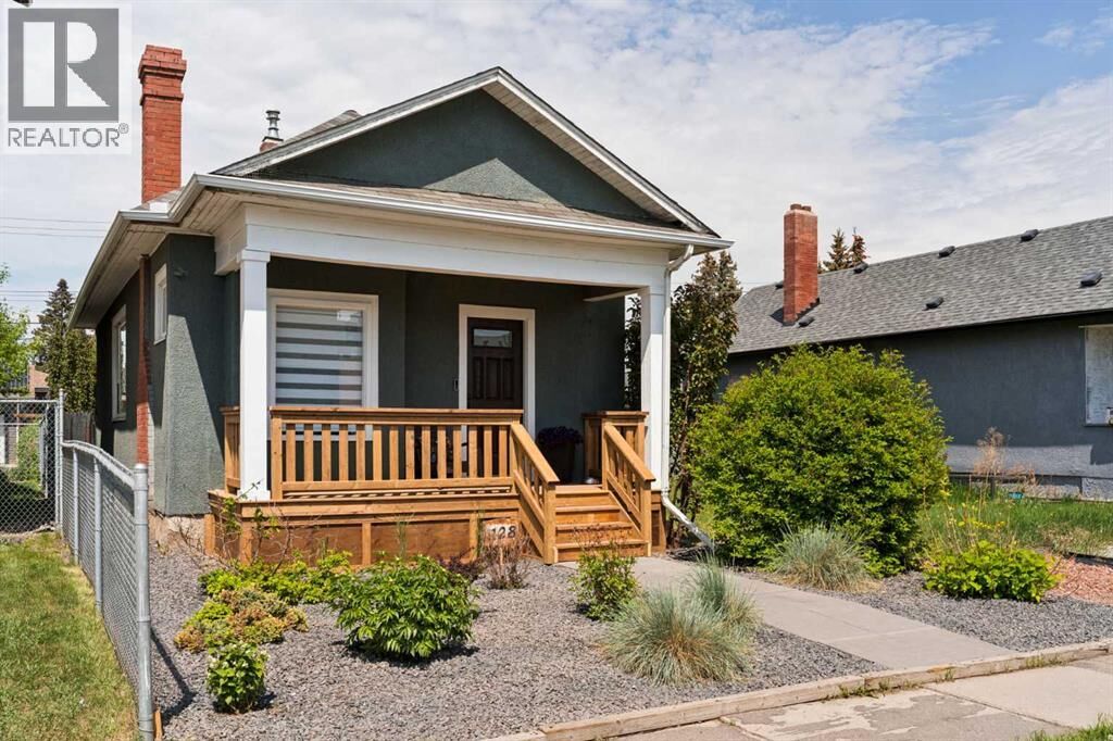 Property Photo:  128 18 Avenue Northeast  AB T2E 1M9 