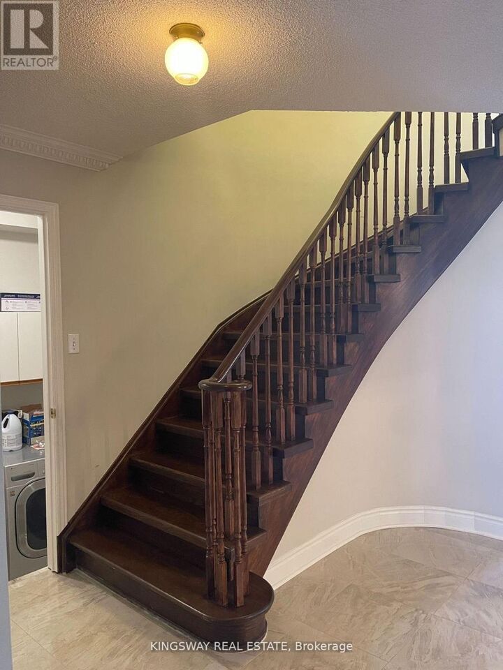 Property Photo:  5933 Hemingway Road Main  ON L5M 5M1 