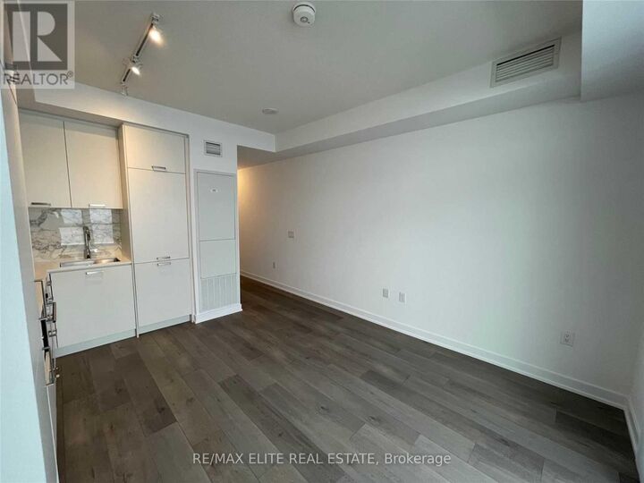 Property Photo:  38 Honeycrisp Crescent 817  ON L4K 0M8 
