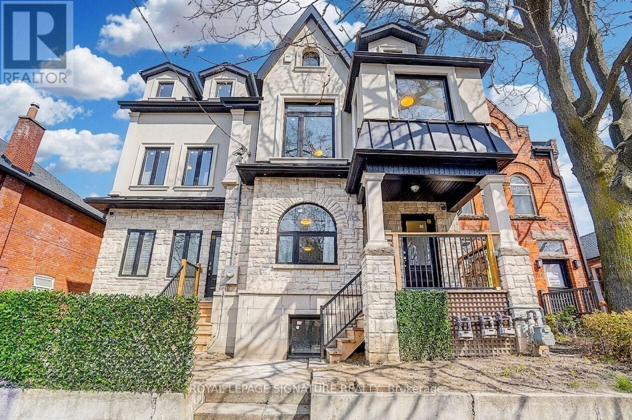 Property Photo:  252 Annette Street 4  ON M6P 1R1 