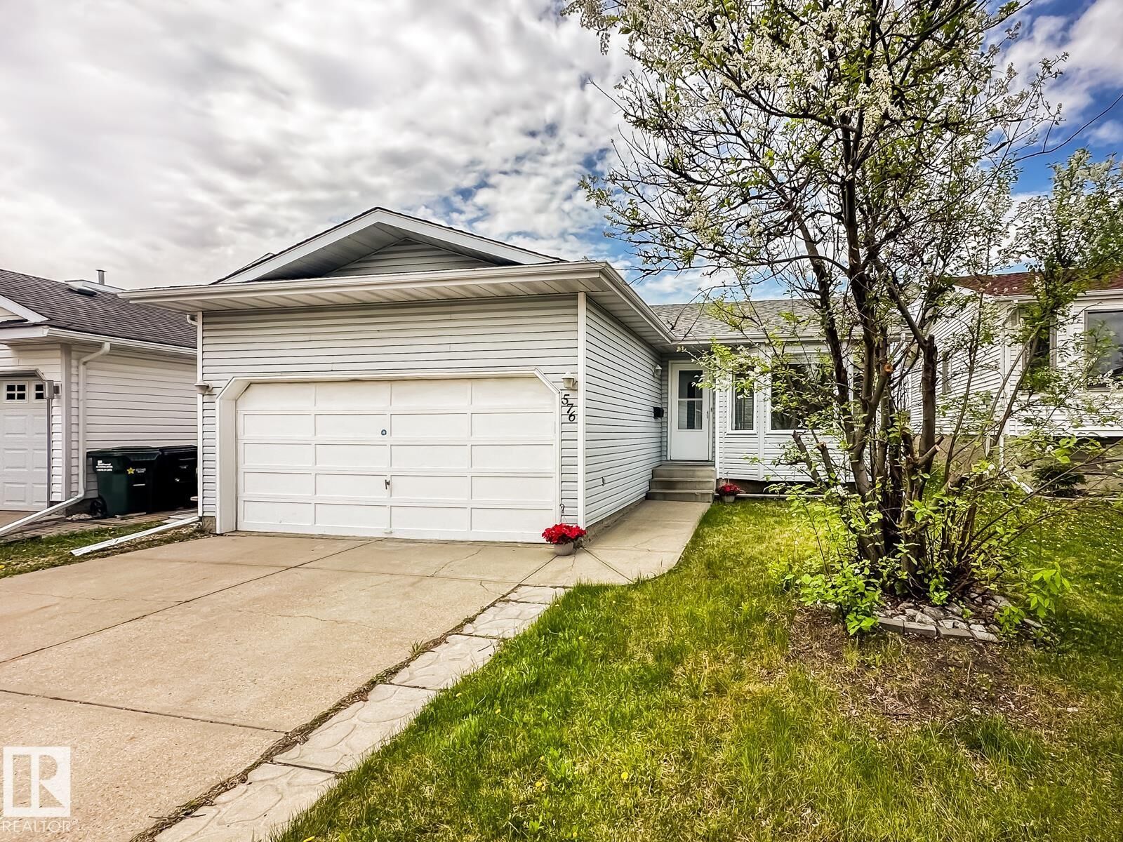 Property Photo: 576 Rainbow Crescent AB T8A 5N6