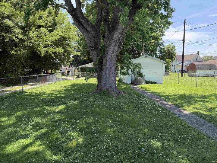 Property Photo: 1314 Uhlhorn Street IN 47710